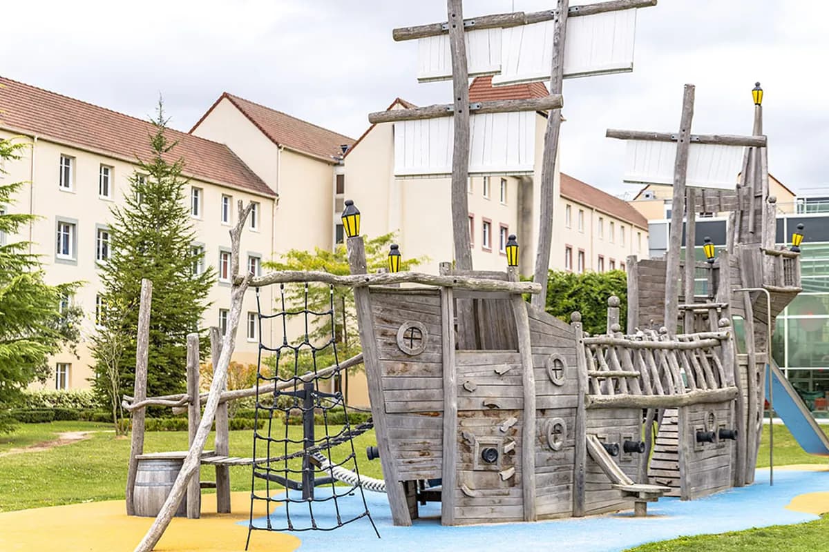Explorers Hotels — Disneyland Paris